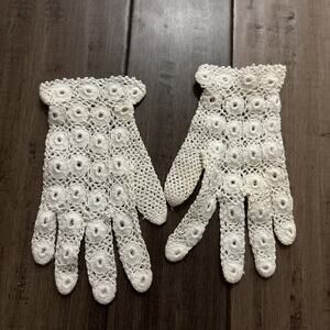 PAIR OF IRISH CROCHET LACE GLOVES WHITE VINTAGE/ANTIQUE SIZE XS